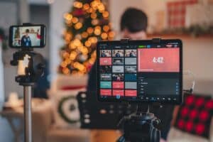 https://unsplash.com/photos/8zsBofKrhP8 -- record live social media marketing