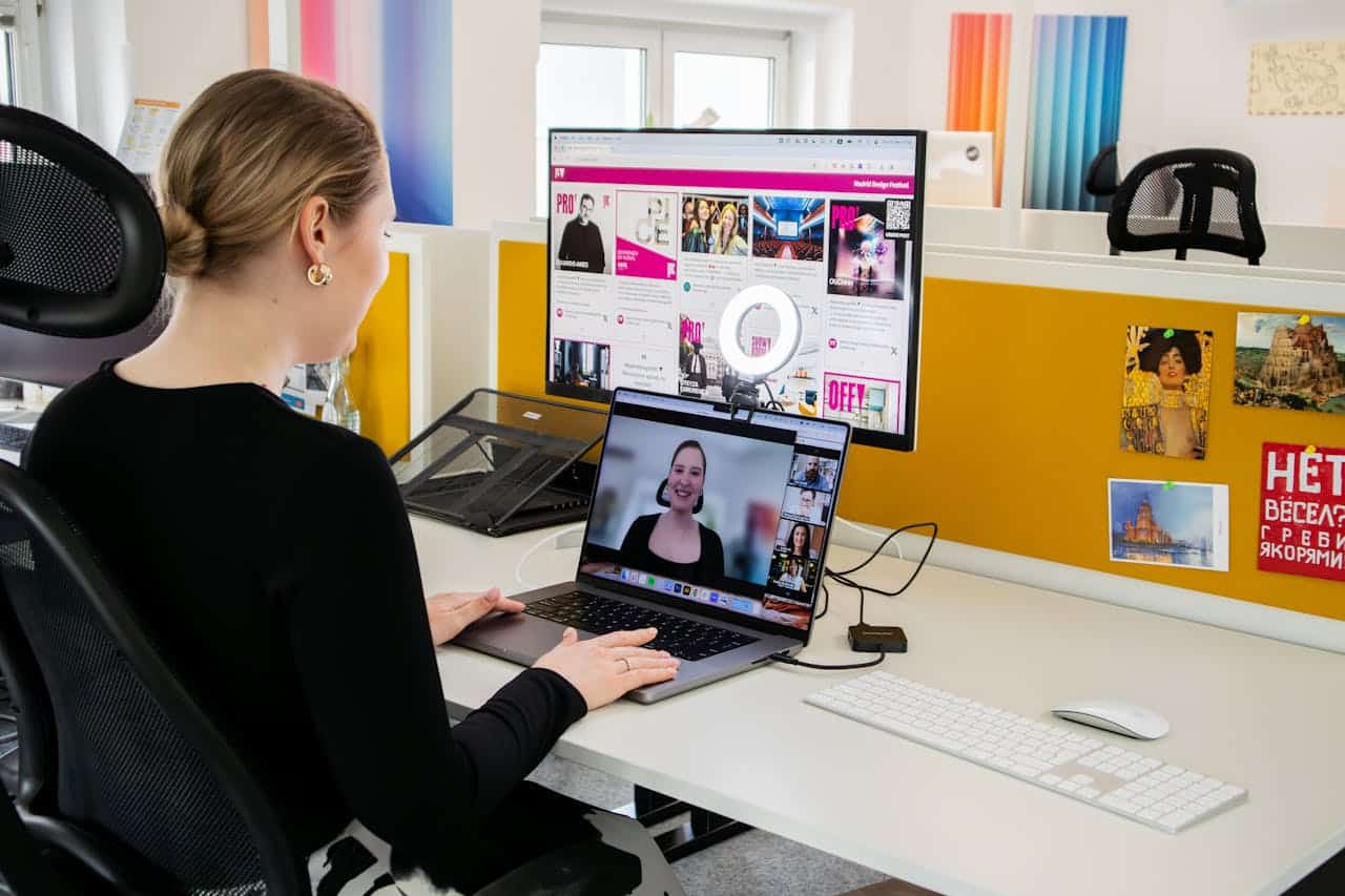 Photo by Walls.io : https://www.pexels.com/photo/speaker-engaging-with-an-online-audience-in-a-virtual-event-streaming-setup-21405533/ -- virtual event