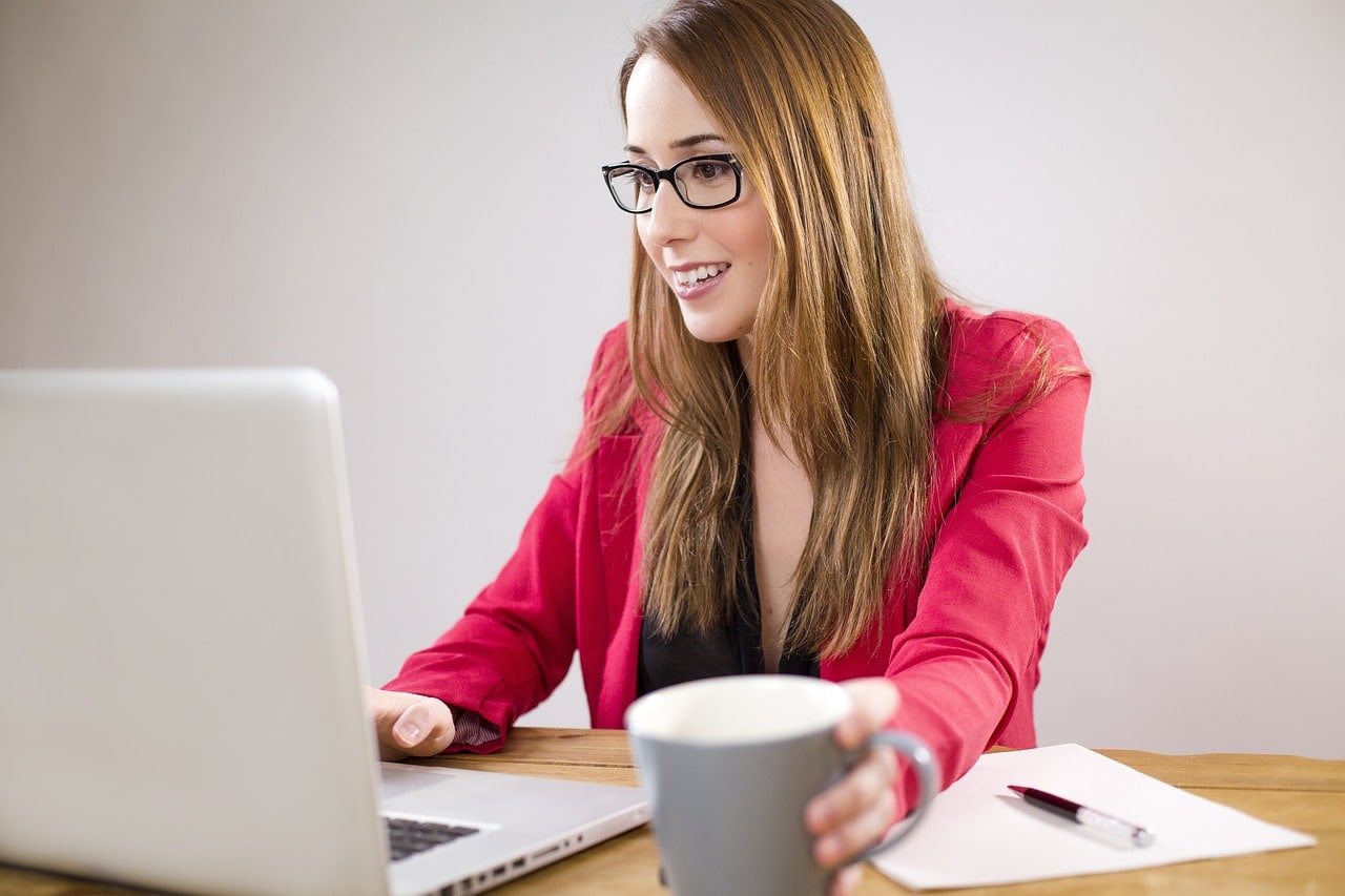 Image by Martine from Pixabay https://pixabay.com/photos/company-business-worker-autonomous-1067978/ - professional woman