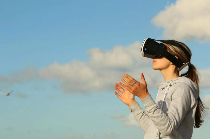 https://www.pexels.com/photo/woman-using-vr-goggles-outdoors-123335/  event tech
