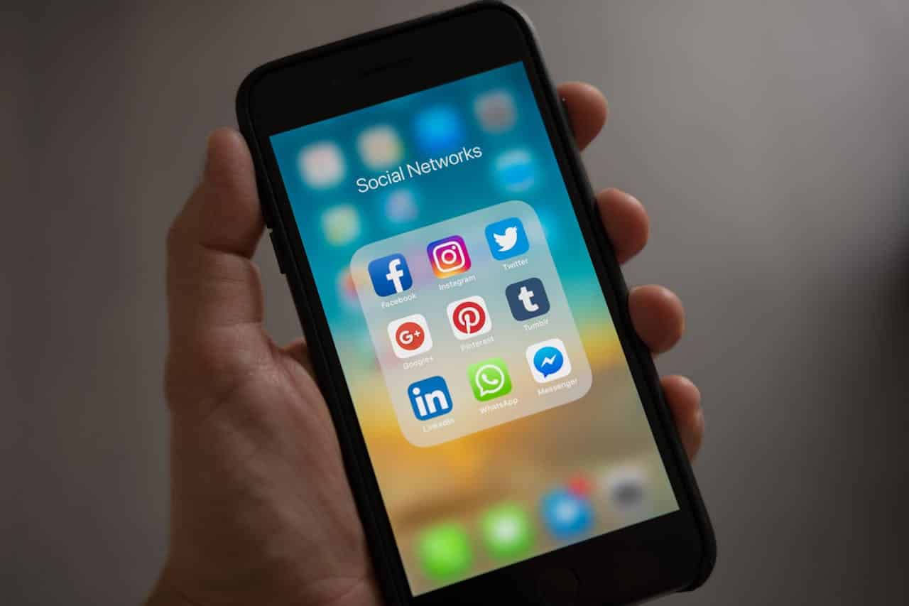Photo by Tracy Le Blanc: https://www.pexels.com/photo/person-holding-iphone-showing-social-networks-folder-607812/ - instagram story funnels